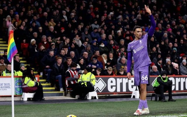 「リヴァプールで最もクリエイティブ」一撃必殺クロスで“４試合連続ゴール関与”の瞬間！アレクサンダー＝アーノルドの右SB離れした攻撃力を現地メディアも絶賛