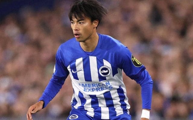 「このシャツ可愛い」ブライトンの選手たちがLGBTQ+を支援する虹色のシャツを着用！可愛らしいデザインとは対照的な三笘の表情にも注目の声「眼光鋭すぎる」