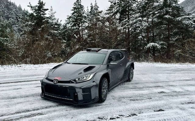 フランス国内戦に０カーとして登場のヤリス・ラリー2デモカー、ドライバーはサミ・パヤリ