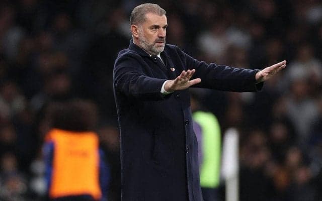 実況も驚くトッテナムのハイライン、選手がハーフウェイラインにに並ぶ光景にファンも仰天「ラグビーみたい」