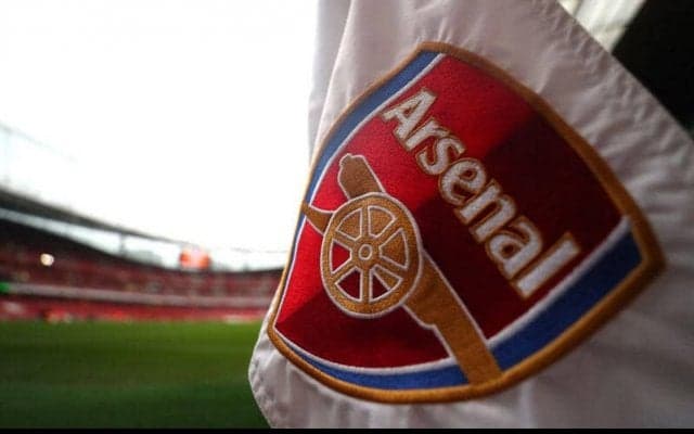 「また買ってしまった」「もう破産してしまう」アーセナルが紺×黄色のレトロな新作アパレルを発表！ファンにも好評「全部カッコいいな」