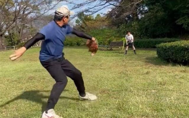 70歳と思えぬ剛速球「化け物ですね」　元阪神の息子ビックリ…プロ選手は父も凄かった