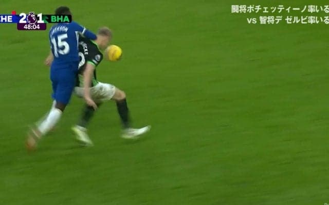 「こわっ」「ヤンキーかよ！」後ろから頭部に肘打ちしてぶっ倒し、顎をあげてメンチ切り「殺人級の睨みつけ」やりたい放題のセネガル代表が怖すぎる瞬間