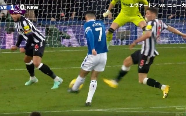 「お見事」ブレ弾丸シュート炸裂の瞬間！ボール奪取から独力で決め切ったエヴァートンFWのゴラッソにスタジアム爆発