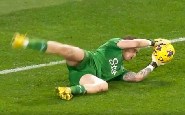 スタジアムは大爆笑＆大ブーイング！イングランド代表GKが不必要な突然ゴロンの奇行、ファンサだった？煽りだった？