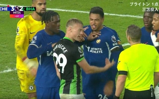 「審判大丈夫？」「無茶苦茶や」主審相手に乱闘寸前！VARでPK回避→CKに「はぁ？」ブライトンの選手がレフェリーに食ってかかった緊迫シーン