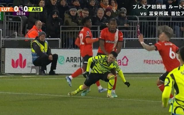 スタジアムに響き渡る断末魔の叫び…「重症になってもおかしくない」死角からの大衝突でブラジル代表がノックアウトした決定的瞬間「これは痛いやつ」