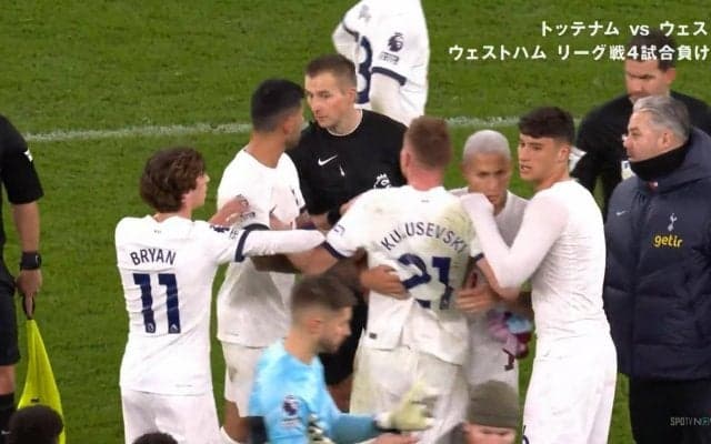 顔面パンチをスルーされ審判にブチギレ！乱闘寸前の緊急事態にあの悪童が止めに入るまさかの珍事発生でファン困惑「リシャが止めるの草」