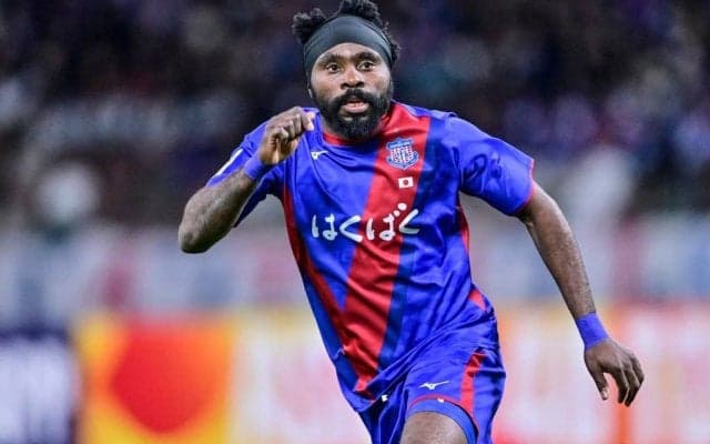 「ウタさんの寝顔可愛い」甲府のACL長距離移動中の“激写ショット”が「癒やされるー」と話題！「みんな仲良しでかわいいけど…ウタさんのかわいさは異常」の声