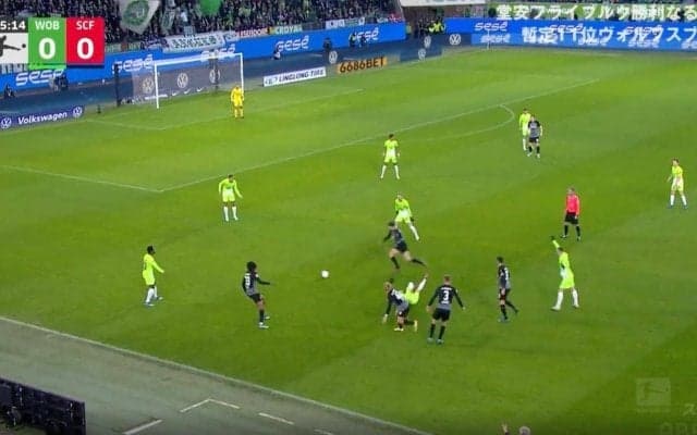 あれでファウルかよ！鬼メンタル・堂安律が重心低い“高速タックル”で相手を吹っ飛ばした瞬間　判定にイラッ！納得いかず主審に抗議