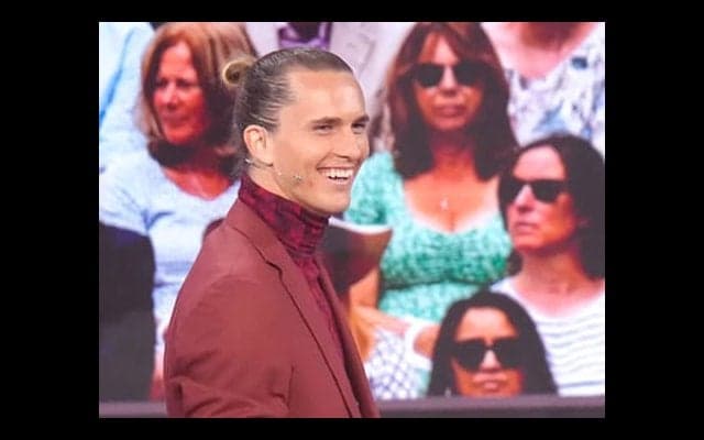  ズベレフ 赤いスーツで卓球を披露 