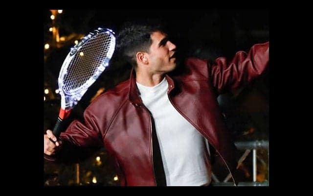  アルカラス 地元の点灯式に登場 