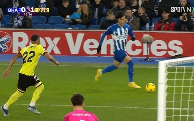 三笘薫にボールが渡った瞬間、スタジアムから大歓声！急加速ドリブルで左サイドをぶち抜く圧巻のファーストプレーに「即活躍が期待されてる」