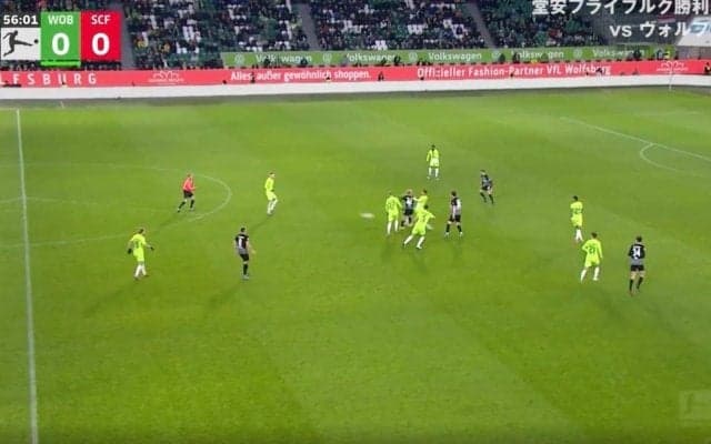 「メッシかよ！」「エグすぎる」堂安律がDF3人をブチ抜いてドリブルで強行突破した瞬間　倒されても圧倒的フィジカルで立ち上がる驚異のキープ力