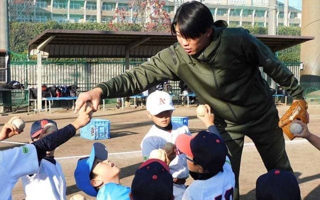 “ミス誘発”するキャッチボールの捕り方　つかめぬ距離感…上達に必要な「早期改善」