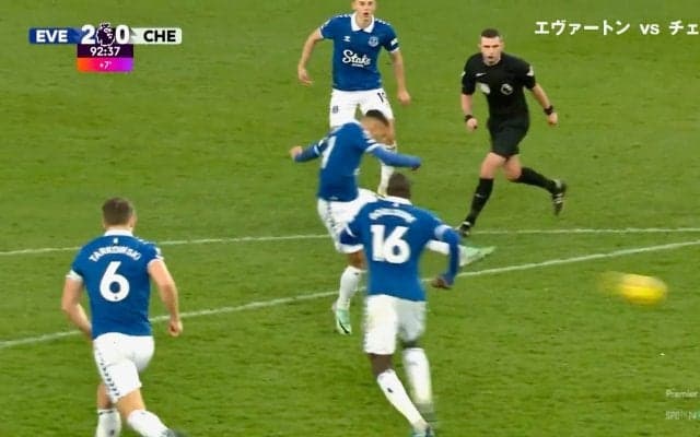 ロスタイムの“強烈ダイレクトボレー弾”にスタジアム熱狂！ 20歳の新星が叩き込んだ衝撃ゴールに「これはGK無理ですね」英名門絶望の瞬間