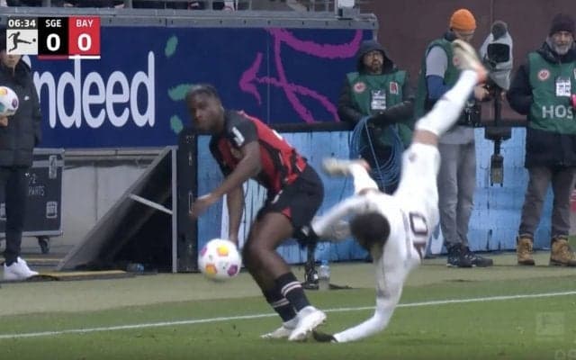 審判ブチギレ！「お前、ちょっと来い」 強烈な鬼タックルで吹き飛ばして空中で一回転… ピッチに倒れこんだ選手をシカトして立ち去った選手を強制呼び出し