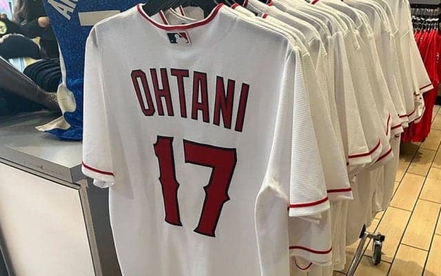 大谷翔平ユニが衝撃の半額セール　ド軍合意前日の“誤報”で決断「エ軍残留は低いと」