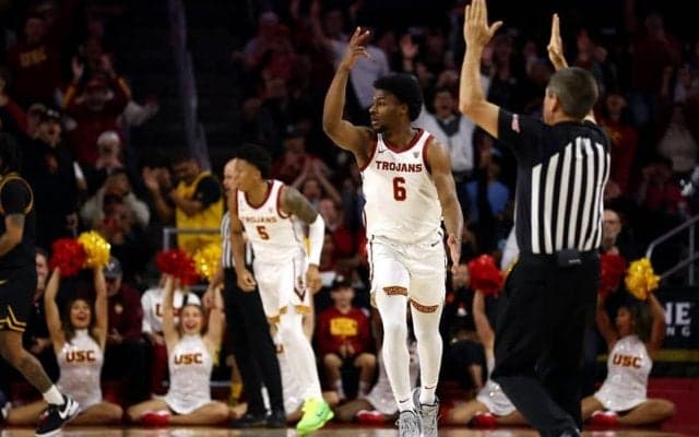 レブロン・ジェームズの息子ブロニー、大学公式戦デビュー…“親譲り”の超絶ブロック炸裂