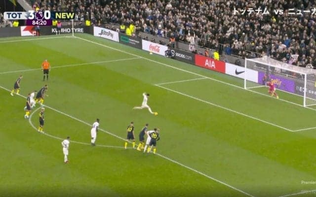 スタジアムが大歓声に揺れる！「スゴすぎる」「もはや伝説」 8シーズン連続プレミアリーグ2桁ゴールの大偉業達成！ “アジア人No.1”ソン・フンミンが超高速PKを冷静に叩き込んだ瞬間