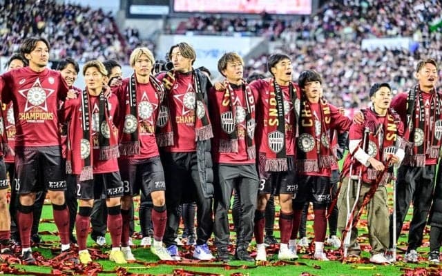 「あざとい。。」「かわいすぎやん」J1神戸のテクニシャンMFのオフショットが、ファンの視線を集める大反響！ 紅葉をバックにした“カメラ目線2ショット”が話題に