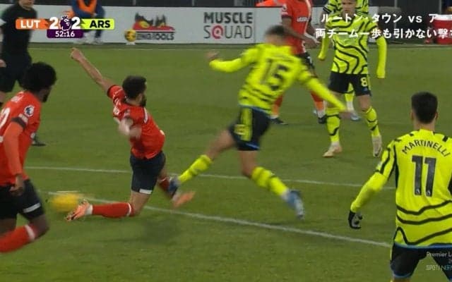 「レッドだろ！」思い切り踏んづけられて足首が“くの字”に曲がった衝撃シーン「まじでやべーやつ」「折れてるんじゃ…」