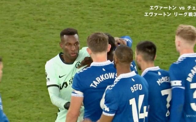 スタジアム騒然…チェルシーの“問題児”が試合後に乱闘騒ぎ 相手に突撃→監督に抑え込まれる暴挙 「プレーで目立てよ」若きセネガル代表FWにサポーター苦言も