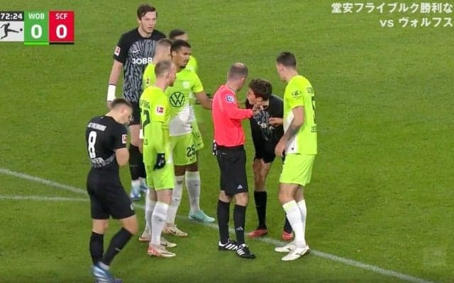 「お前は若いんだから黙っとけ！」解説者が苦言を呈した“問題シーン”　倒れるほどじゃない？PK欲しさのアピールが物議を醸す… 若手FWのずる賢いプレーが起きた瞬間