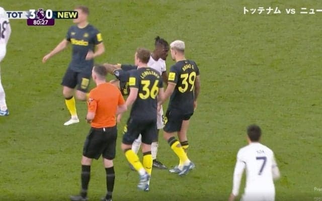 危険ファウルでブチギレ！あわや乱闘寸前の場外戦が勃発　両チームがヒートアップ！超接近バチバチのフェイスオフ→頭をド突き合わせて一触即発の瞬間