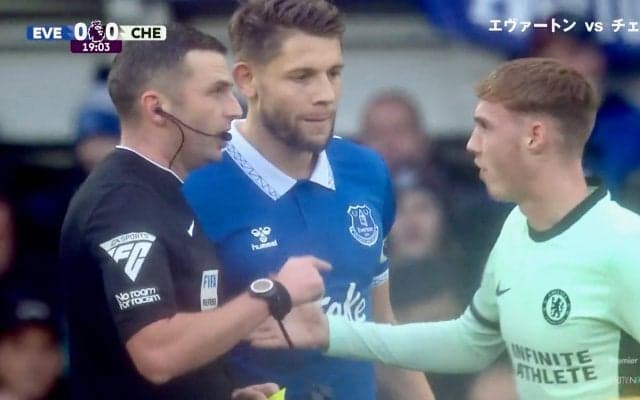 「審判よく見てるわ」PK “疑惑”を神ジャッジ！ 実況も欺いたシミュレーションの瞬間 リプレイで好判断発覚、主審に賛辞の声