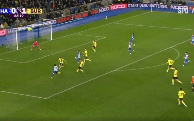 「マジで最高！」三笘薫、誰も反応できない“オシャレ”パスにスタジアム大歓声！高速ドリブルからDF2人の間を抜くアウトサイドパス炸裂で「合わせられる人がいれば...」