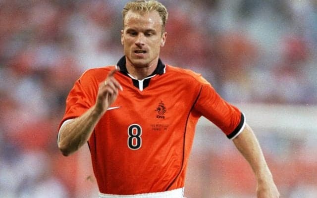 ベルカンプの名ゴールが紙幣に！ 98年W杯のスーパーゴールが描かれた8ユーロ紙幣が誕生