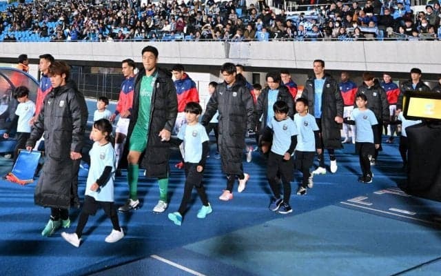 「もはや心霊写真」「怖い怖い」蔚山の街を散策した川崎Fの散歩隊集合写真にファン反応「ナガネ！うしろ！うしろ！」