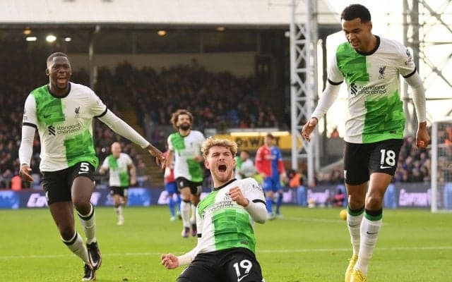 “リヴァプール中毒者”を生む理由！縦回転ミドル炸裂で十八番“アディショナルタイムの劇的ゴール”にスタジアム＆視聴者が大熱狂「マジ鬼だな逆転率」