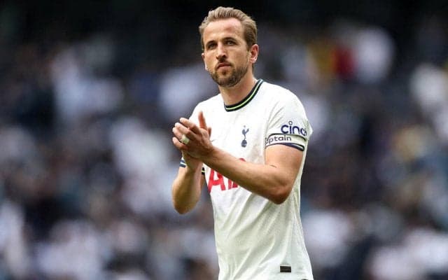 「未来のケインだ！」トッテナムのエスコートキッズに大注目！気合十分の準備運動で猛アピール「まじで可愛すぎ」「彼が必要だ」