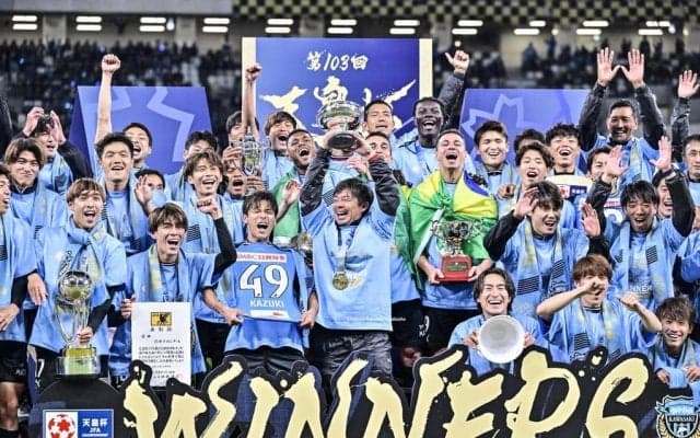 「考えた人天才すぎ」川崎の『天皇杯優勝記念Tシャツ』のクラブ全員での“縦読み”が「奇跡すぎる」と話題！「鳥肌もんだな！」「こんな綺麗に成立するものなん？」との声