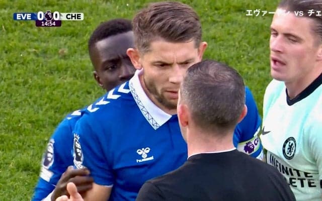 一触即発！危険すぎるタックル炸裂の瞬間　セネガル代表MFのラフプレー巡り両チーム選手が猛抗議「めっちゃイエローやな」「後ろからいっちゃいましたね」