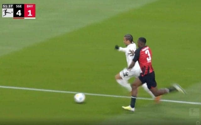 「速すぎる…」「余裕で追いついた」“最高時速35キロ”バイエルン・サネの爆速ドリブルが止められた瞬間　カイザー・長谷部誠に憧れる若きエクアドル代表DFの“驚速スピード”がエグすぎる