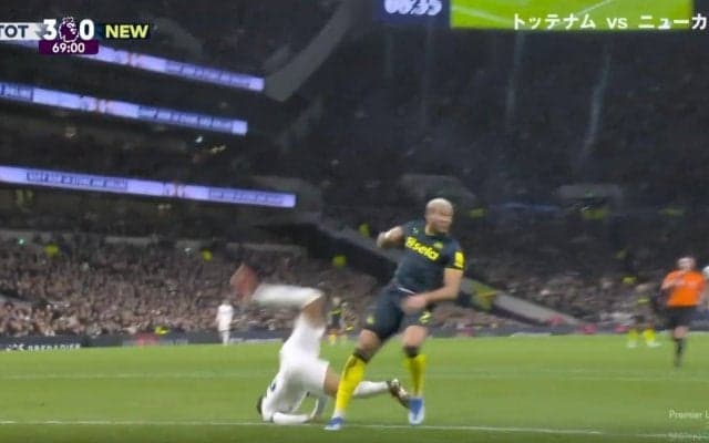 批判殺到！「死ぬだろ…」「退場させろ」背後から首を吹っ飛ばす→空中回転して地面に強く落下した瞬間 ブラジル代表の物議を醸した超危険プレー