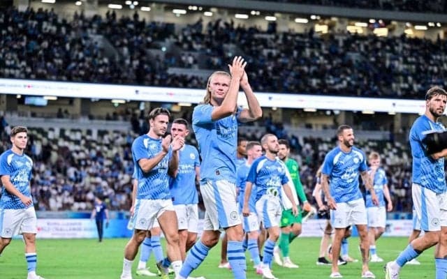 「ツッコミどころ満載の画だな」欧州王者マンCが今年の漢字『三』を発表も「雑コラすぎて好きw」と話題！「どういう書き順？」「ほっそい筆でどうやって」の声