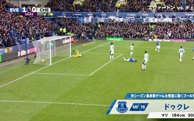 爆速“10秒カウンター弾”の裏で珍事！ 先制ゴールで歓喜の輪→1人ピッチでKOされたFWの悲劇「キックがモロに」サポーターも動揺