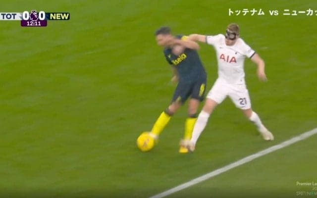 サポーターがブチギレ！「審判どこ見てんだよ」「ファウルだろ」 “バットマン”が強烈な肘打ちを顔面に炸裂した瞬間 ノーファウルで物議を醸す“殺人級ディフェンス”