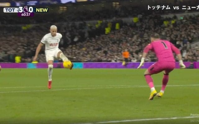 スタジアム騒然！「突然どうした」「何があった？」超絶ロングフィードを天才的トラップ→冷静にゴールを沈めた瞬間　復活したブラジル代表の“悪童”リシャーリソンが2ゴールの大爆発