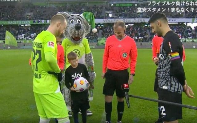 え！そっちに投げるの？「ウソだろ」「初めて見ました…」キックオフ直前に起きた衝撃の瞬間　主審のコイントスがクセが強すぎると話題に