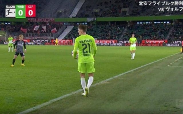 堂安もビックリ！？ 解説者も理解できない“謎の判定” 突然鳴ったホイッスルに選手たちが困惑した瞬間　ヴォルフスブルクDFの絶妙スローインが取り消し