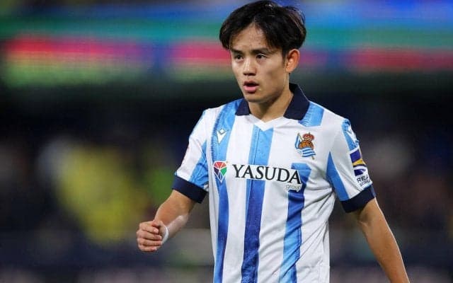 「配達してて草」「何持ってるの？」CL首位通過のソシエダ、久保建英がドレッシングルームに持って行ったご馳走にファンも注目！チームメイトも早速食べる