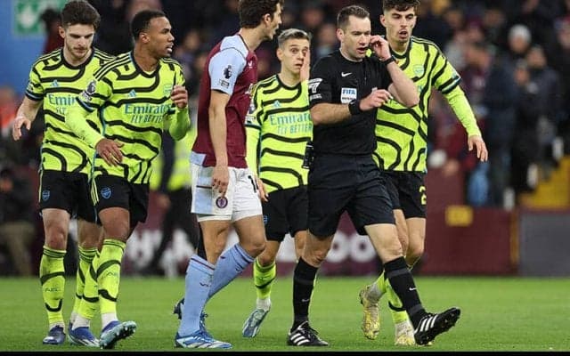 プレミアリーグ上位対決での疑惑の判定…PGMOLチーフのウェブ氏が見解「アーセナルのゴール取り消しは正しい判断」