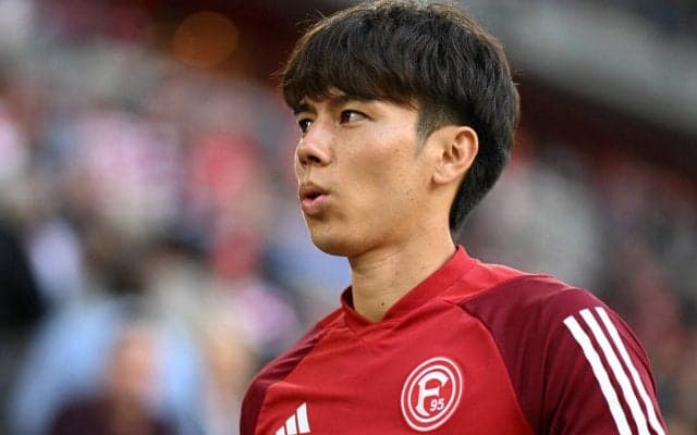 「ひたすらかわいい」「3人とも似合ってる」デュッセルドルフ日本人トリオの“ダサセーター”姿が反響！中でも注目は田中碧「可愛すぎる」「碧だけ前髪出てる感じ好き」