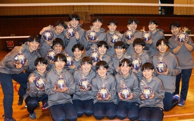 春高バレー群馬の男女代表校に必勝ダルマ贈呈