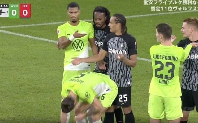 オレ、何もやってねえよ？「自作自演」「コントかよ！」 頭が顔面に直撃→実は味方が原因だった決定的瞬間 ボックス内の混戦で小競り合い発生もまさかの珍プレー